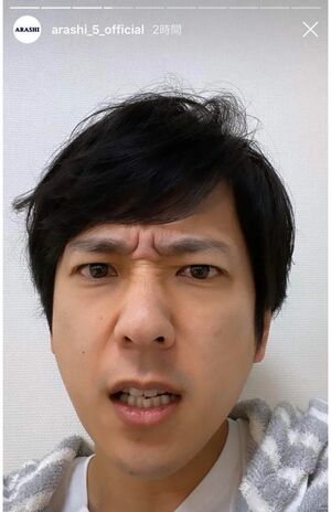 インスタライブで妻のAさんとおそろいで着ていたパーカーを着用