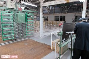 複数の糸が設計図どおりに織り上がるよう糸をかける。担当する職人は現在ひとり