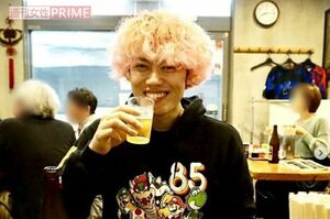 SNSには昼間から酒を飲む様子が頻繁に投稿されていた(本人フェイスブックより)