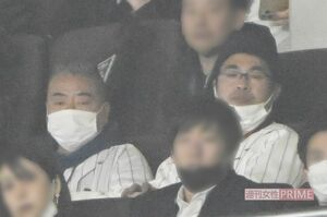 3月9日、WBC中国戦を観戦する出川哲朗とロッチ・中岡創一