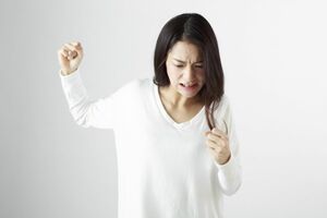 DVに悩んでいるという彼女が、「誰にもずっと言えなかった」と切り出した話は…（写真はイメージです）