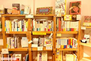店内の各棚には、間借り店主それぞれの個性を生かした選書とディスプレーが光り、眺めているだけでも楽しい