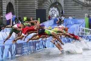 トライアスロンでセーヌ川に飛び込む選手たち。水質が悪く、劣悪な環境での競技だった　写真／共同通信社