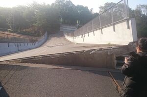 甲佐町の南北を貫くように流れる緑川にかかる府領橋が落下。住民らは不便を強いられた