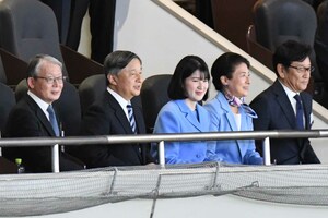 3月8日、東京ドームにWBCの観戦に訪れた天皇ご一家。説明役は栗山秀樹氏（撮影／JMPA）