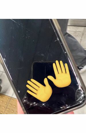 浦和サポーターによって破壊されたスマホ(SNSより)