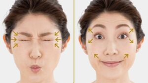 左／顔のパーツを中心に集め、口をすぼめて目をギュッとつむる。これを５秒キープ。右／反対に、外側に開いて目を見開き、口角を上げる。これを５秒キープ