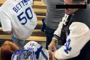 ネット上で拡散しているスタンドで不適切な行為をする男女（編集部で一部加工）