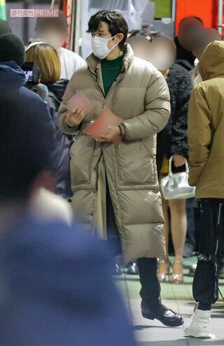 『シティーハンター』撮影の休憩中に、大量のカイロを手に持つ鈴木亮平。共演者やエキストラに配布した