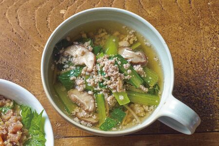 小松菜と豚ひき肉のスープ　撮影／中野博安