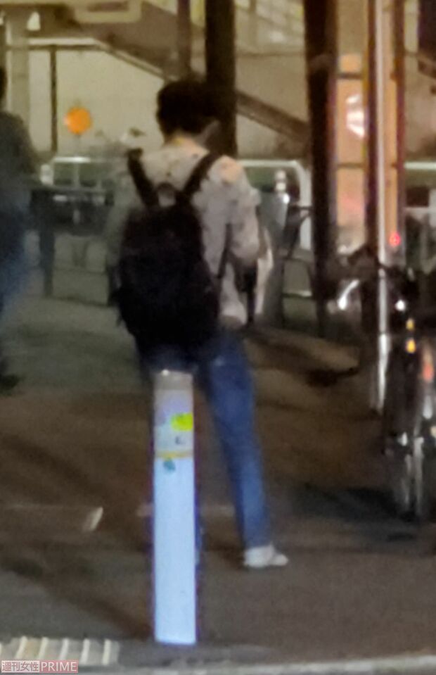 女性と別れ、来た道を引き返す小堀裕之