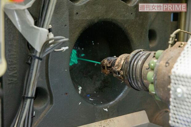 溶かした材料を、高圧で押し出してノズルから金型に射出