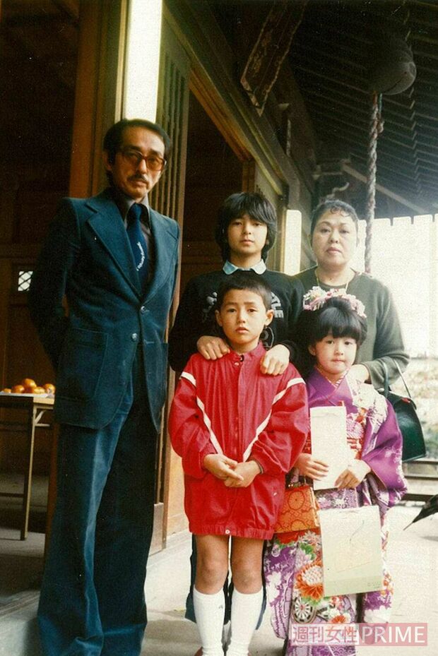 妹の亞夢さんの七五三のときに、秀哲さんの母親も駆けつけ撮影された家族写真