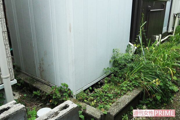 容疑者が目撃された民家の壁には血痕が残る