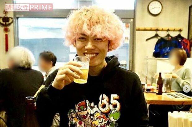 SNSには昼間から酒を飲む様子が頻繁に投稿されていた（本人フェイスブックより）