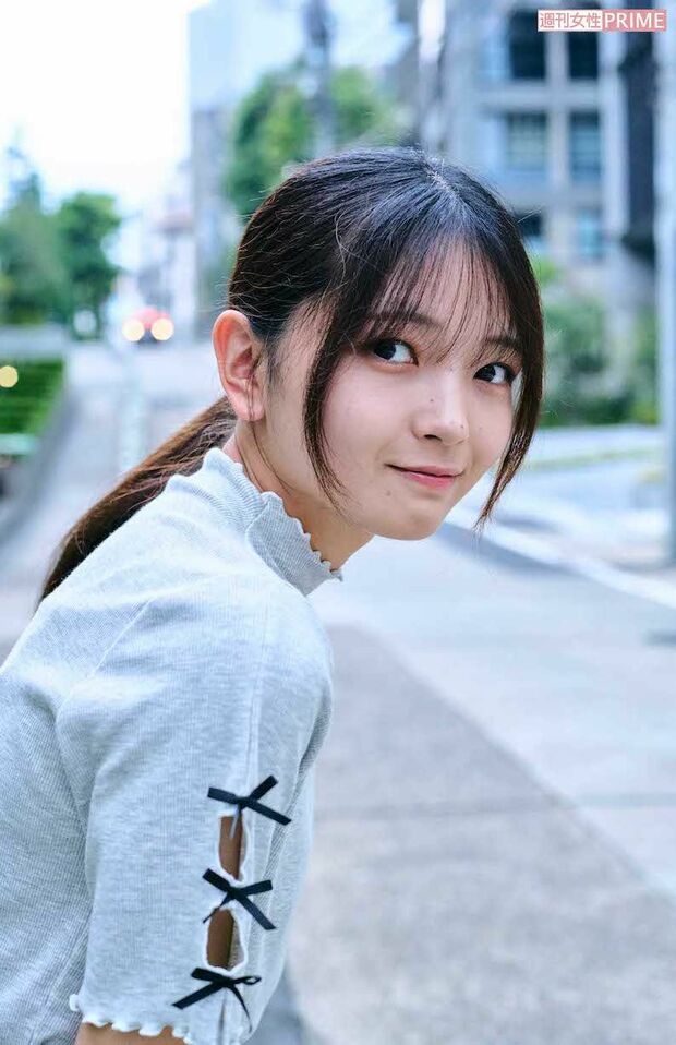 撮影中、ファンに声をかけられ「ありがとう」とほほ笑んだ福留光帆だったが、後になって「サインや握手すればよかった」と後悔していた　撮影/山田智絵