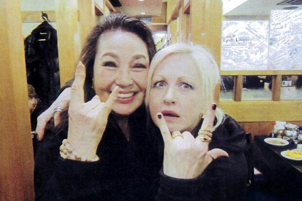 東日本大震災時、コンサートを敢行してくれた親友のシンディ・ローパーと