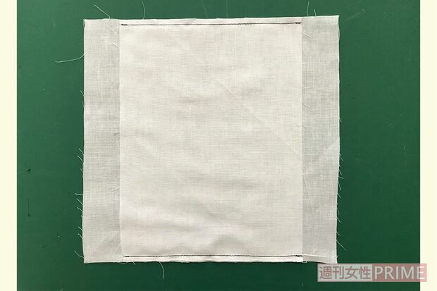 (2)2枚の布の中心を合わせて重ね、上下を縫い代5mmで縫う。ミシンの場合は、はじめと終わりは返し縫いをする。手縫いの場合は細かい縫い目の並縫いで縫う。