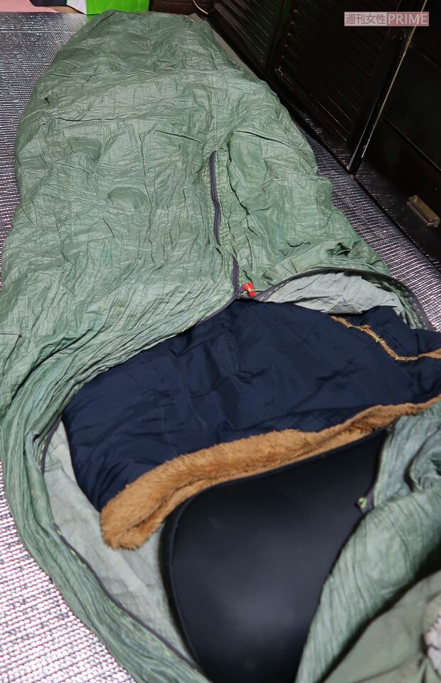 使い込まれた寝袋。自宅なのに、まるで避難生活みたいだ