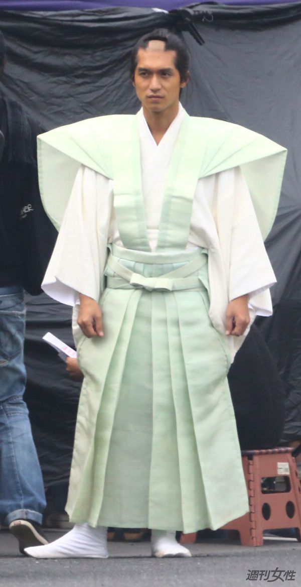 錦戸亮がちょんまげ姿で撮影、休憩中はロケ車の陰に隠れる