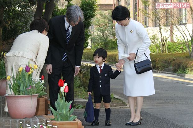 2010年4月、東京都文京区の『お茶の水女子大学附属幼稚園』の入園式へ。幼稚園舎前で出迎えた副園長に「おはようございます」とご挨拶。「ご入園おめでとうございます」と声をかけられ、「ありがとうございます」と笑顔で返答された。