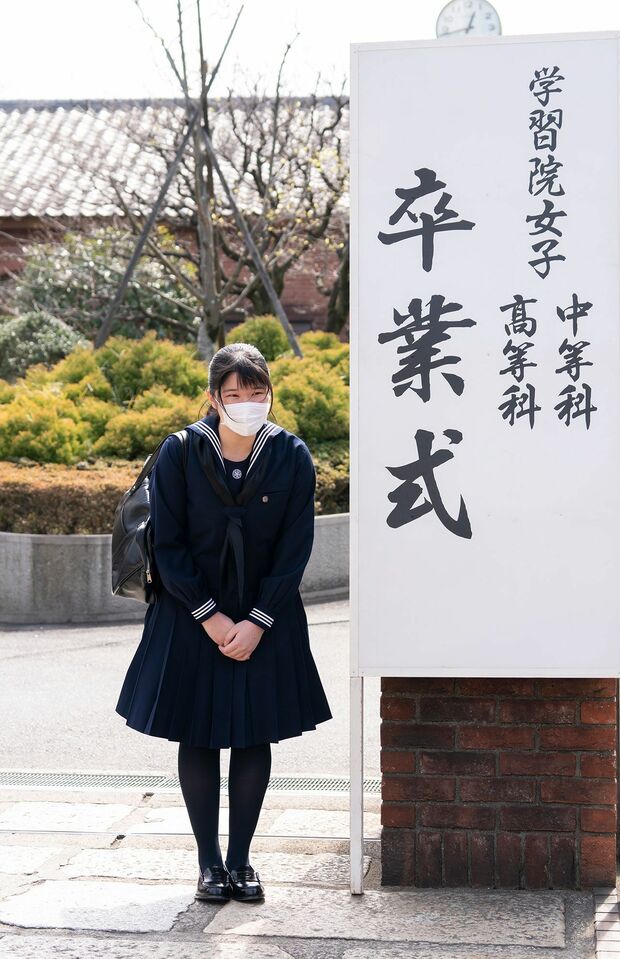 2020年3月、学習院高等科の卒業式に臨まれた愛子さま。切りすぎたという前髪は、眉より上でそろえられている