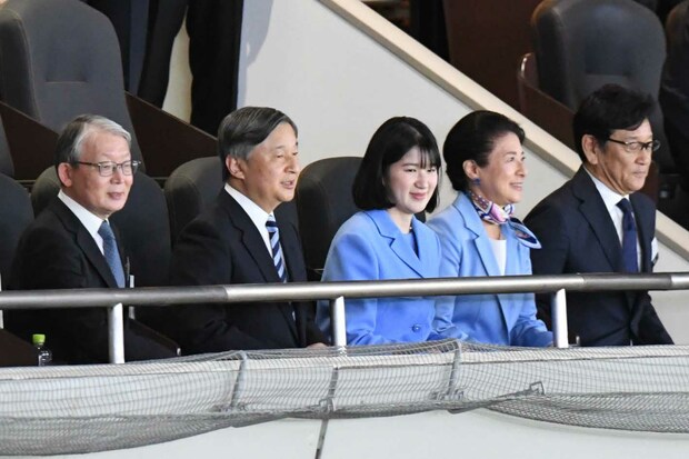 3月8日、東京ドームにWBCの観戦に訪れた天皇ご一家。説明役は栗山秀樹氏（撮影／JMPA）