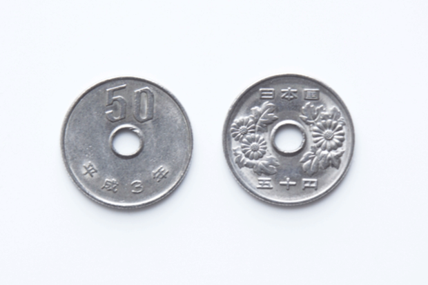 硬貨の表と裏は法律では決められていないものの、造幣局での慣例的には右側が表面、左側が裏面とされている