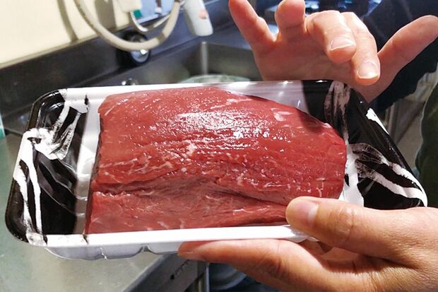 肉を冷蔵庫から出して1時間以上置き、室温に戻す