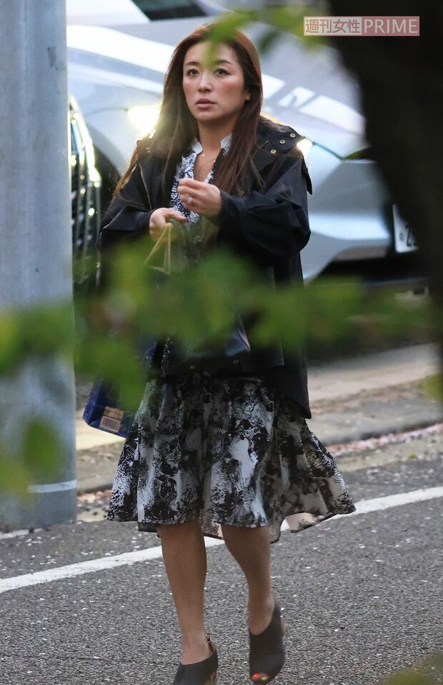 4月上旬、バッチリメイクで外出する要潤の妻で、会社経営者の松藤あつこ氏1/2