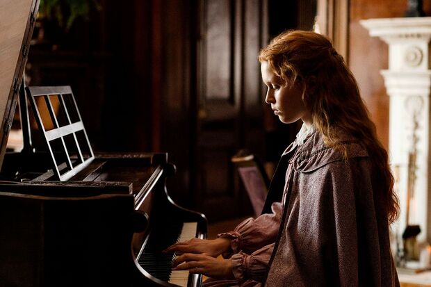 べス（エリザ・スカンレン）