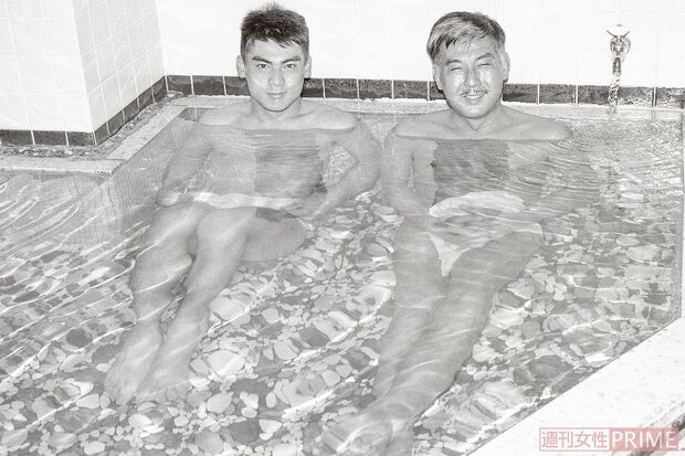 映画のロケ先となった山口県萩市にて、宍戸開と宍戸錠さん。錠さんが何ともうれしそう