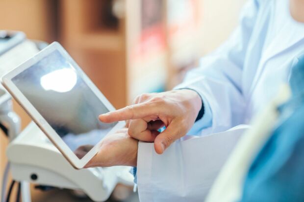 電子カルテの導入などの設備費や人件費も大きな負担となる