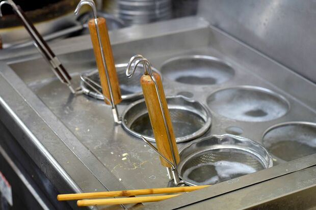 ほかの飲食店と違い、ゆで麺機など常に稼働する機材が多いラーメン店（写真はイメージ）