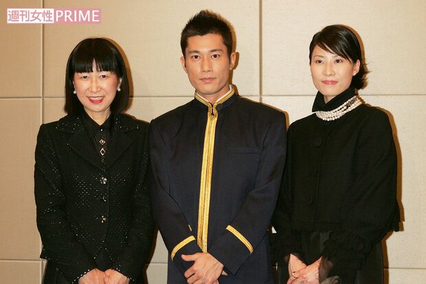 逸見政孝さんを偲ぶ会、左から妻の晴恵さん、長男の太郎、長女の愛（2006年2月）