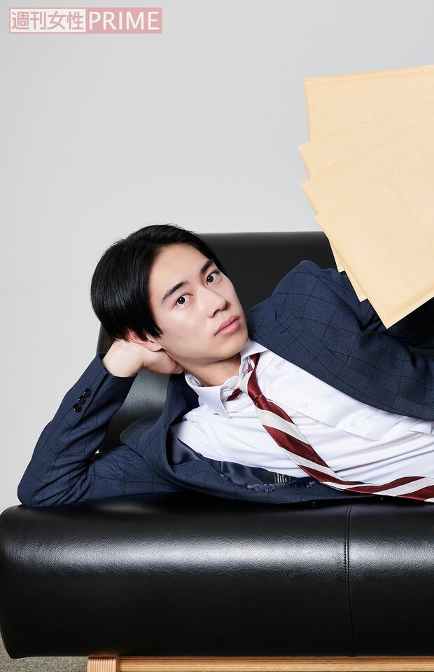 顔が良いサボリーマンを演じる戸塚純貴（撮影／山田智絵）