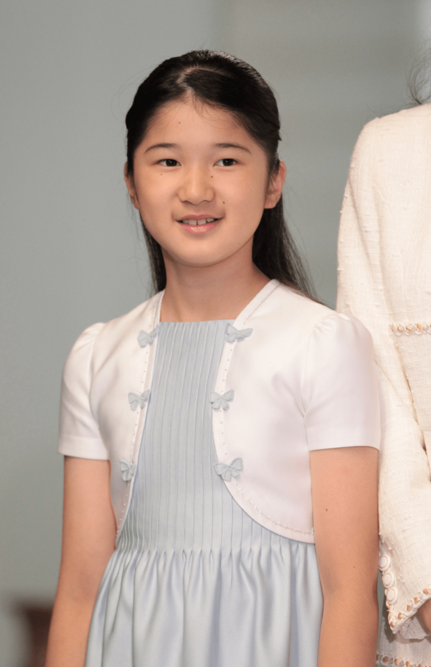 幼少期、フェミニンなデザインのお洋服を好まれた愛子さま