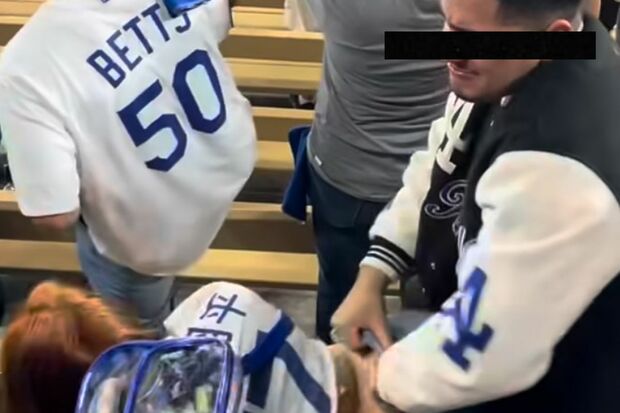 ネット上で拡散しているスタンドで不適切な行為をする男女(編集部で一部加工)