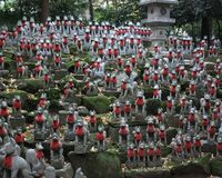 圧倒されること間違いナシ 多数のお稲荷さんが祀られる寺院