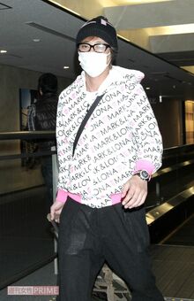 中居正広(2012年、成田空港)