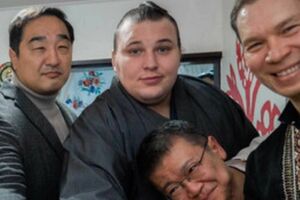 ウクライナ料理店『DOMIVKA（ドミウカ）』を訪れた安青錦