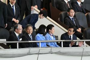 3月8日、天覧試合にて説明役の栗山英樹氏に質問される愛子さま（写真/JMPA）