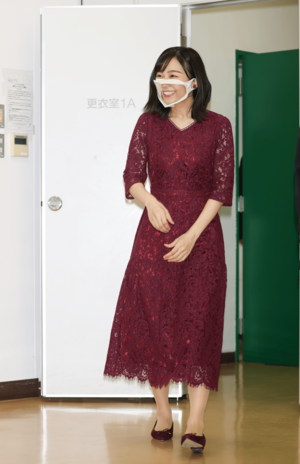 昨年10月の日本デフ陸上競技選手権大会では、LAISSEPASSE（レッセ・パッセ）の3万3000円のワンピースに、ヒールが低い同色のパンプスを合わせて