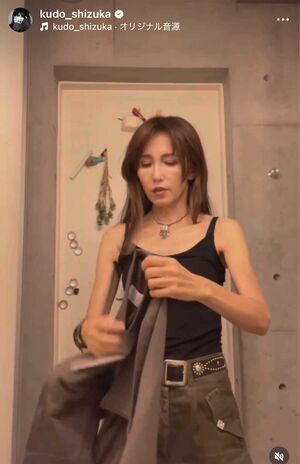 ツアーグッズの紹介動画でTシャツを実際に着用しながら次々と紹介した工藤静香。着替える際にキャミソール姿になり、スレンダーな体型が話題に（本人のインスタグラムより）