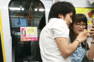 バス車内では圭さんが眞子さんの肩に手を回して密着(『デイリー・メール』より)