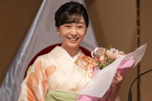 外交関係樹立150周年記念式典に和服姿で花を添え、スピーチも（写真：AFP/アフロ）