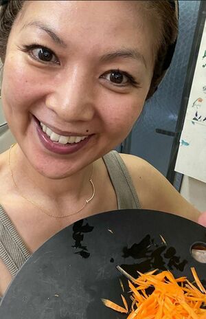 スッピンでも目はバッキバキの飯島直子。飾らない笑顔が愛らしい。まつエクはアイラインの効果も（飯島直子のインスタグラムより）