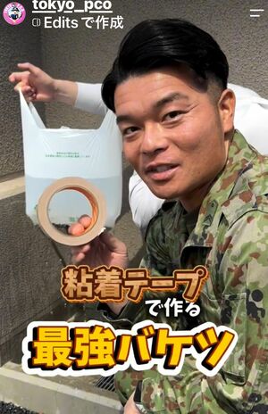 災害への備え方をわかりやすく紹介している池田さん（【公式】自衛隊東京地方協力本部Instagramより）