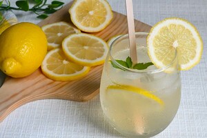 い紫外線でダメージを受けた肌、なんとなく抜けない疲れ、乱れがちな体調を解決するレモン水（写真はイメージです）
