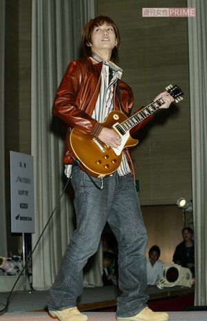 2002年の『ジュノンスーパーボーイコンテスト』でグランプリで、「憧れはB'z松本孝弘」と語った平岡祐太。ギターテクも披露